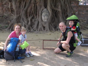 In visita al Wat Mahathat di Ayutthaya.