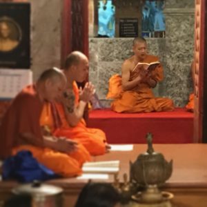 Monaci buddhisti recitano le preghiere serali al Doi Suthep.