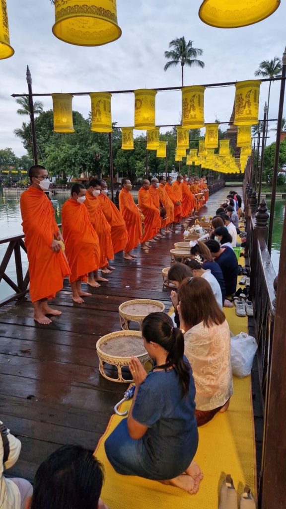 Sukhothai, Wat Traphang Thong: offerta ai monaci all'alba.